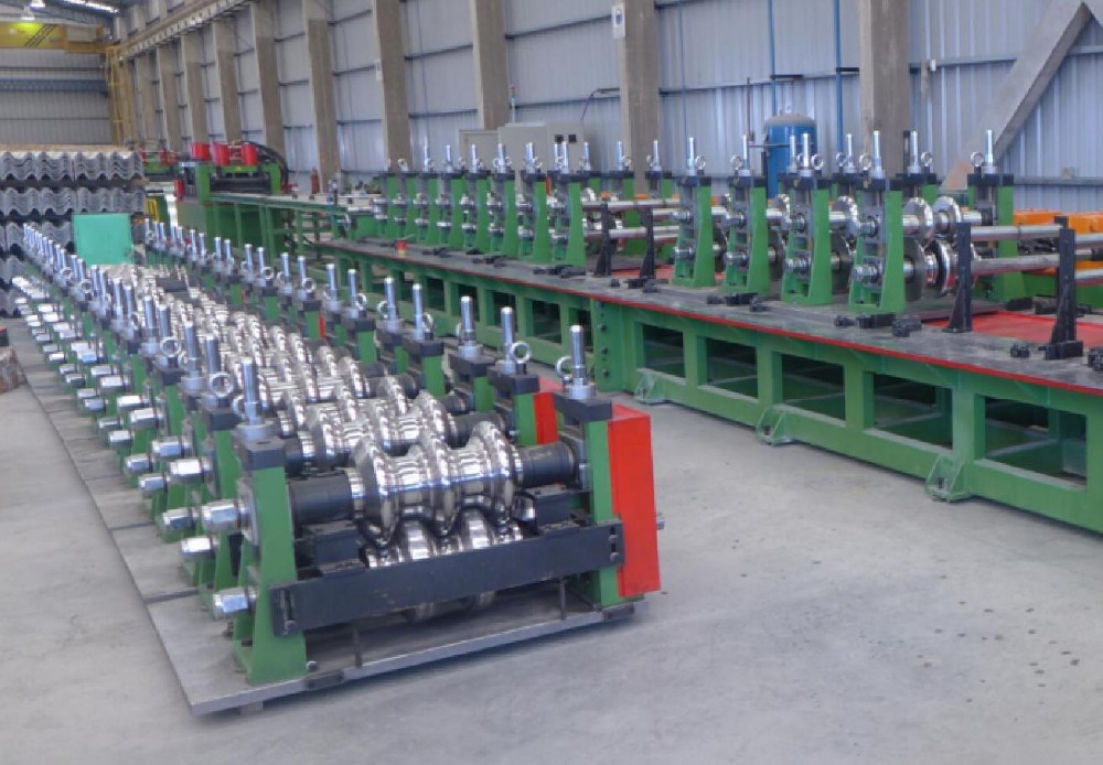 高速公路二波三波護欄板成型機設(shè)備